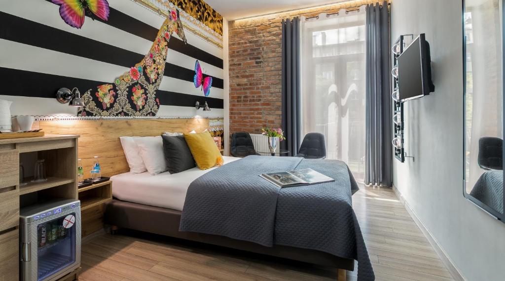 Deluxe, Double Bed, Art And Garden Residence 3/4