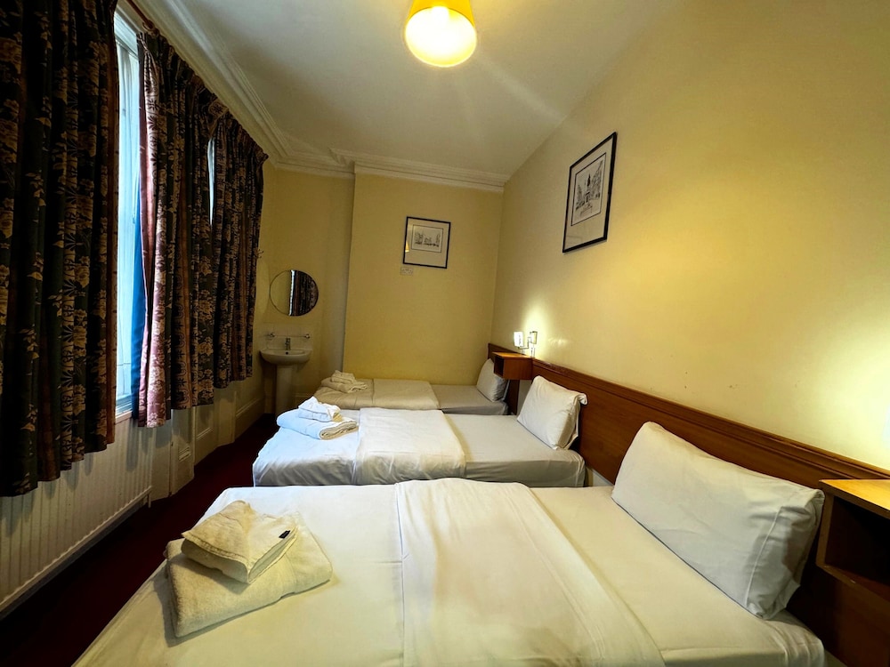 ROOM, TRIPLE, 3 BEDS, SHARED BATHROOM