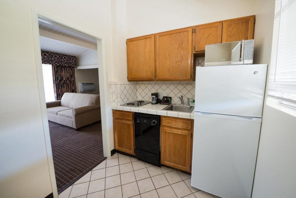 Los Gatos Lodge 25/26