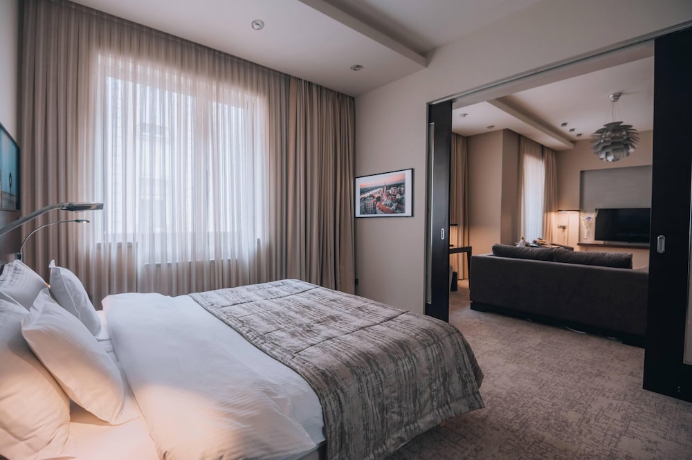 EXECUTIVE, SUITE