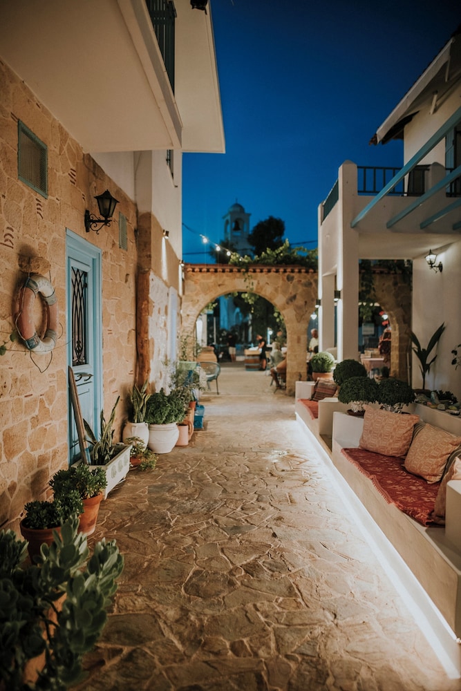 Saronis Hotel 44/50
