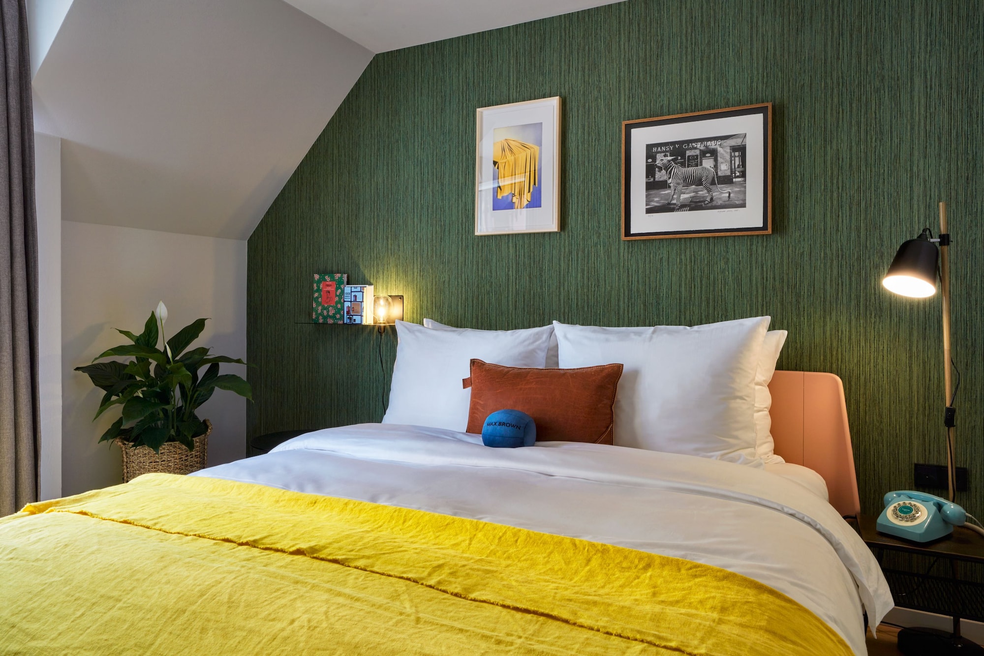 ROOM, LARGE