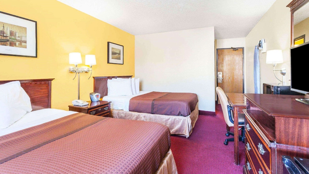 Magnuson Hotel Fort Wayne North Coliseum 33/63