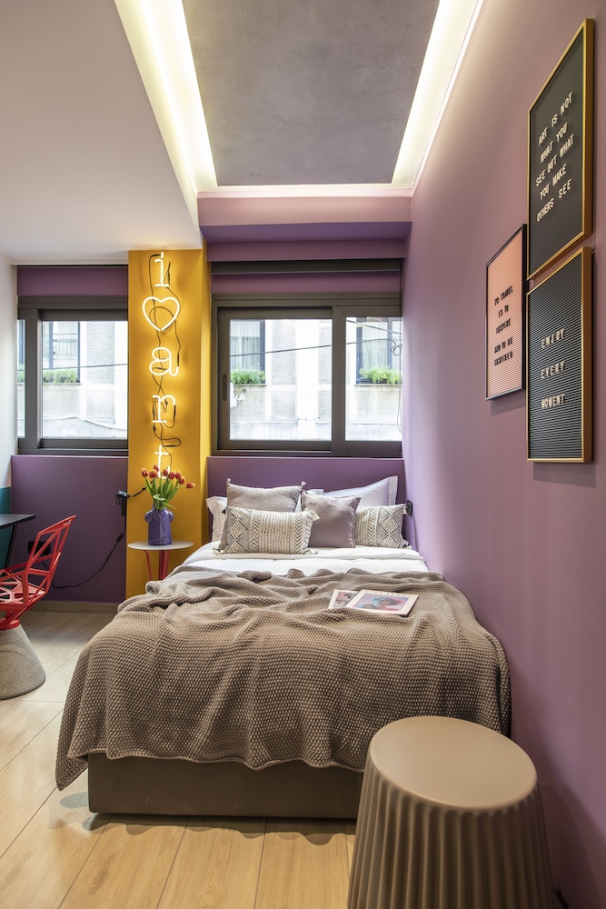 ROOM, SINGLE