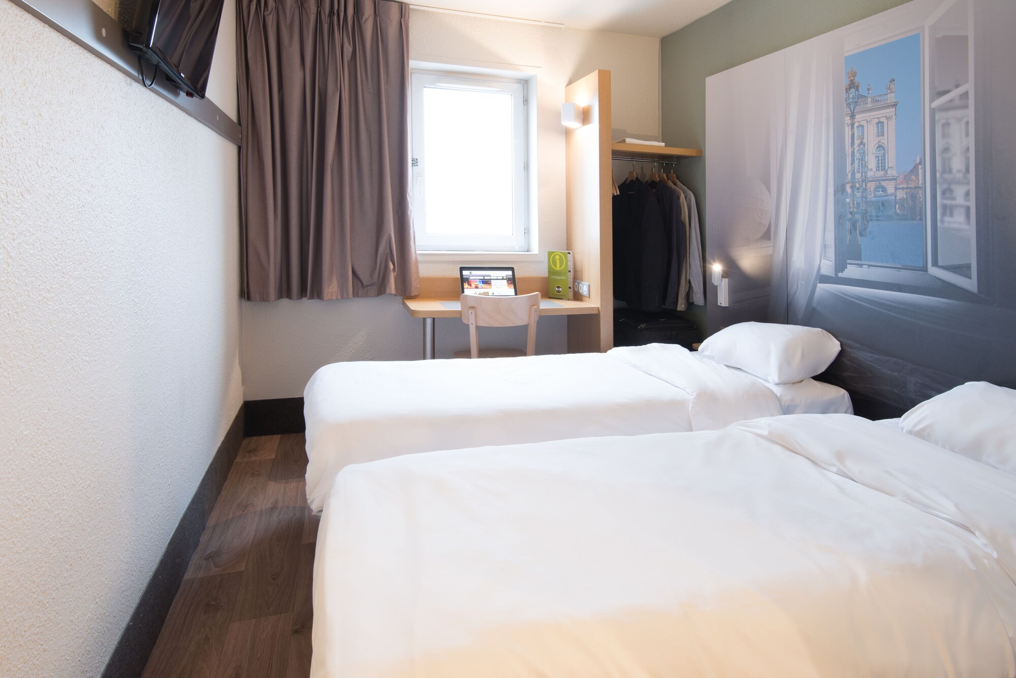 ROOM, TWIN BEDS