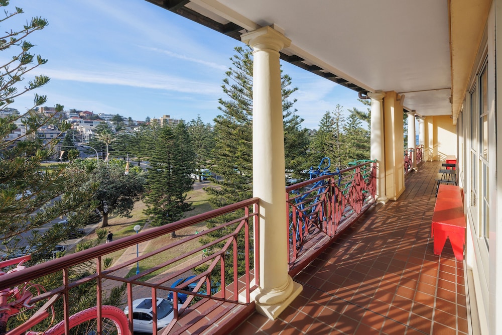 Mad Monkey Coogee Beach Hostel 20/20