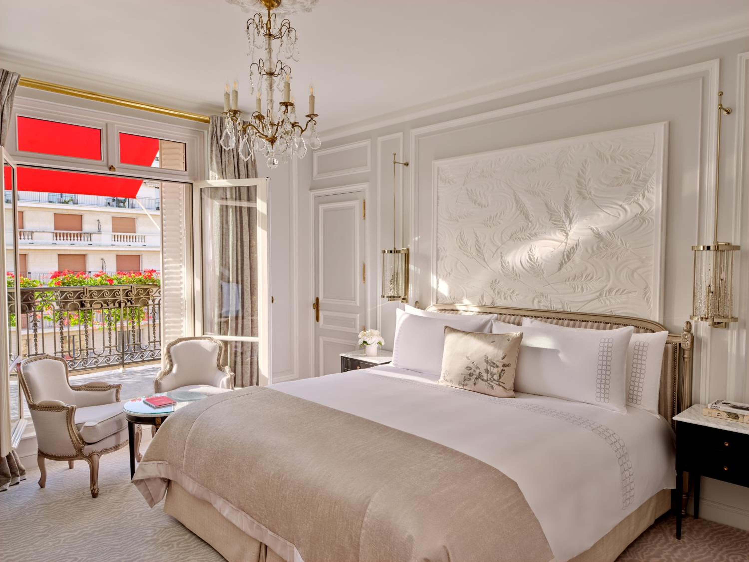 Avenue, Deluxe, Suite, King Bed, Montaigne View, Balcony