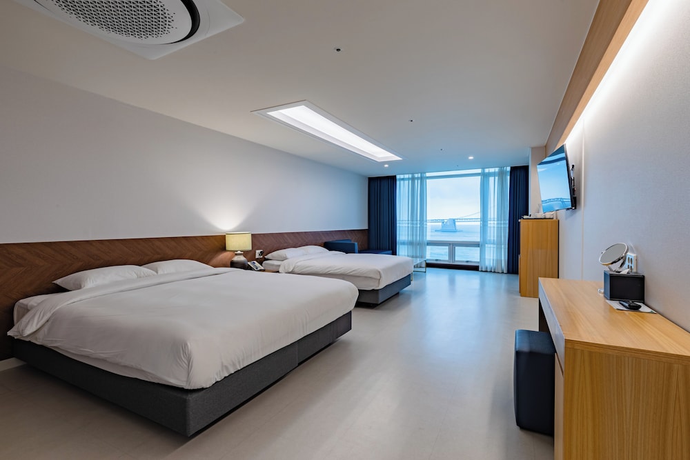 Ocean, Deluxe, Twin Beds, 2 King Beds