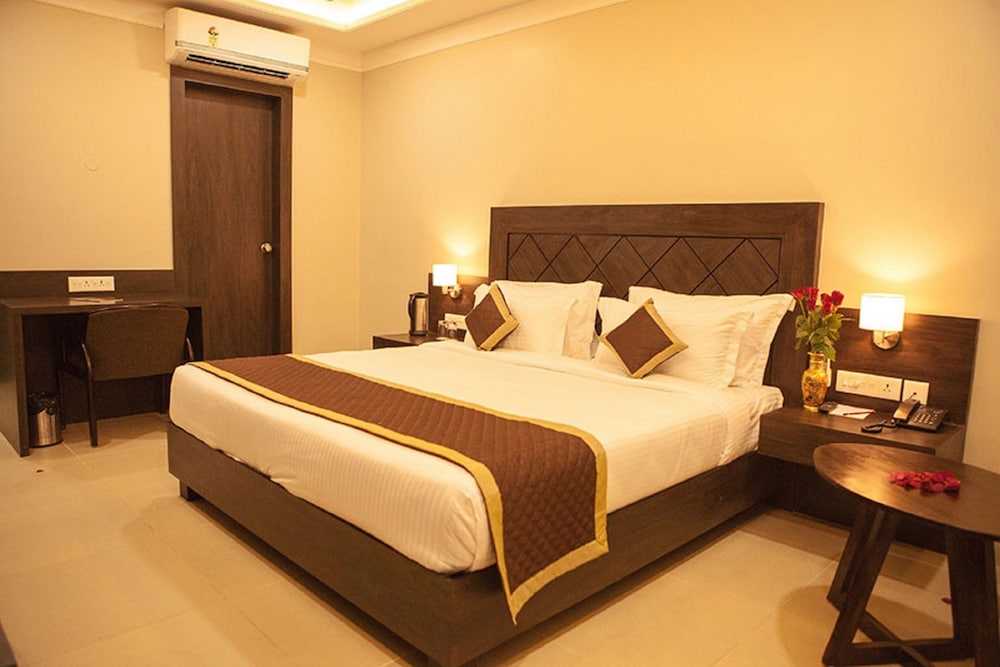 DELUXE, DOUBLE BED, CITY VIEW, SMOKING