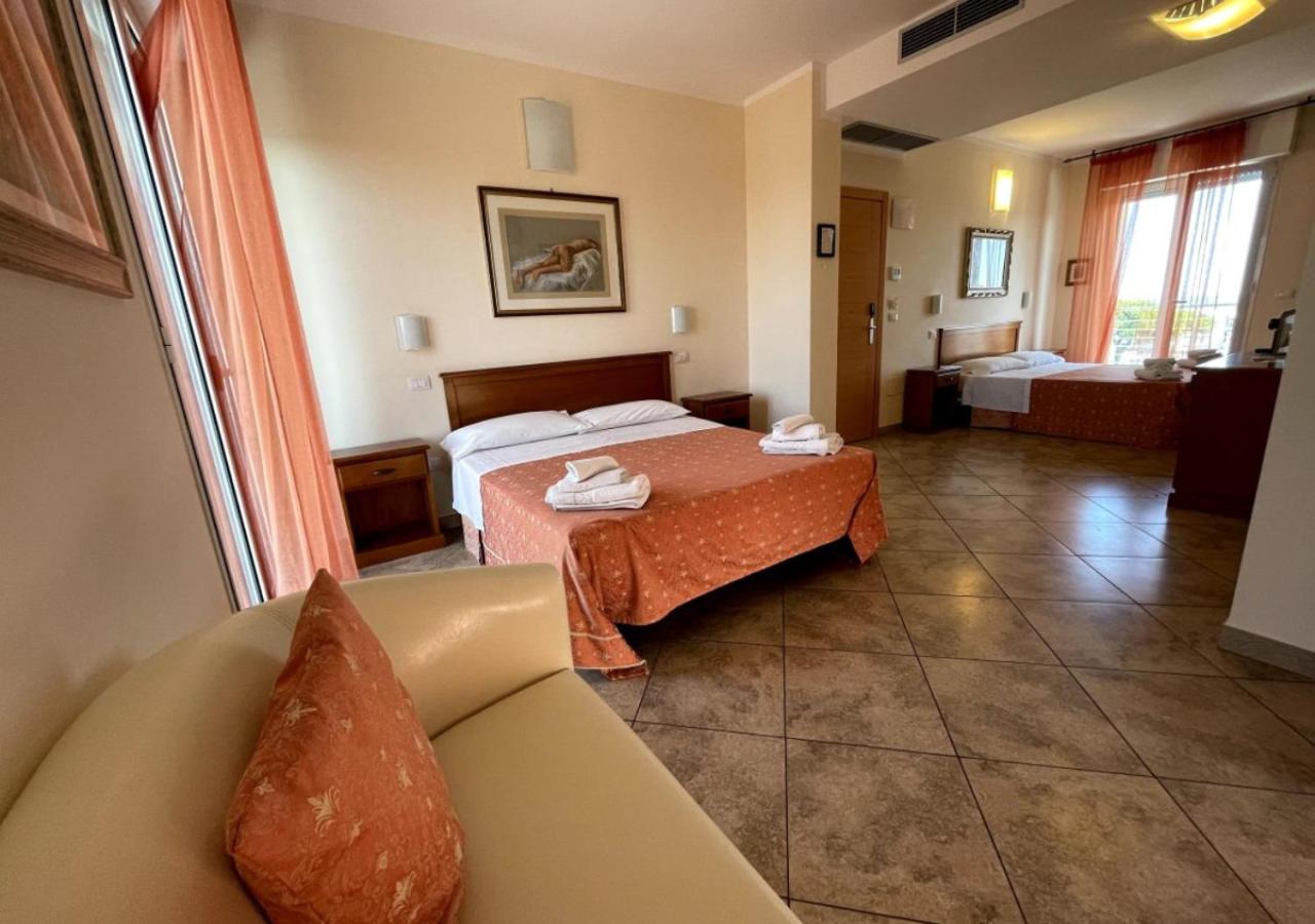 ROOM, QUADRUPLE