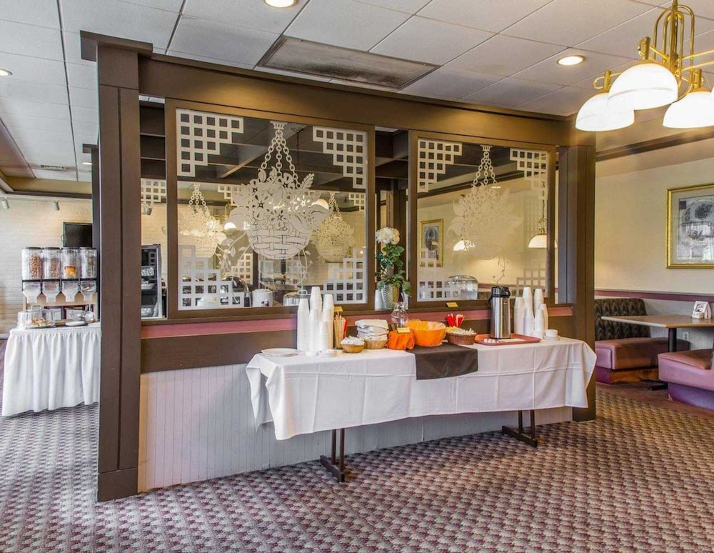 Rodeway Inn & Suites East Windsor CT 25/44