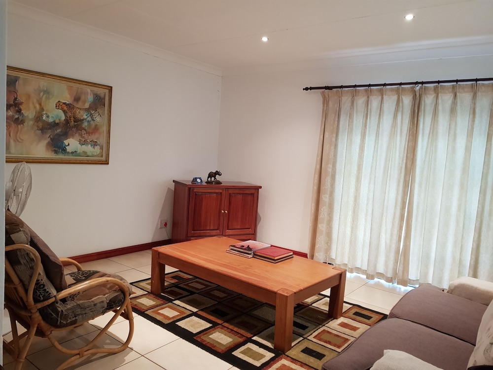 Six Valk Avenue Self Catering Guest House 23/50
