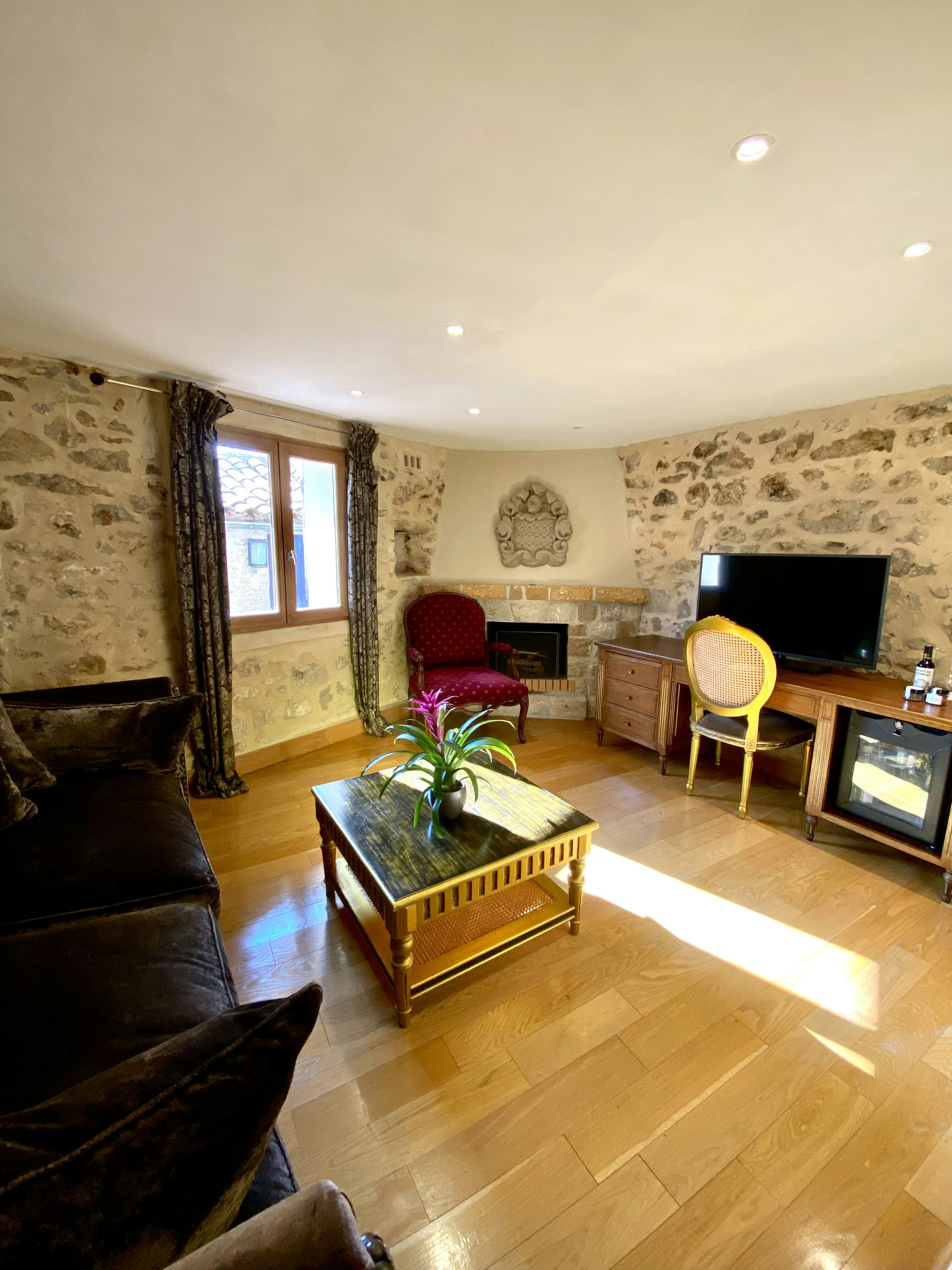 Chateau Eza 49/82