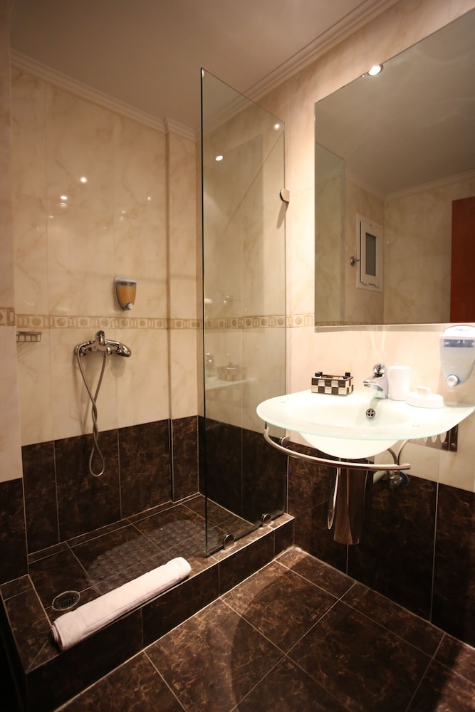ANASTAZIA LUXURY SUITES & ROOMS 68/70