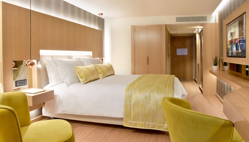 غرفة بريميوم بسرير كينج بإطلالة على المتنزه، Maestral Resort & Casino 5/10