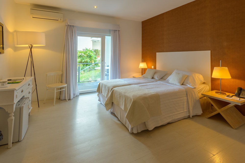 ROOM, TWIN BEDS, BALCONY