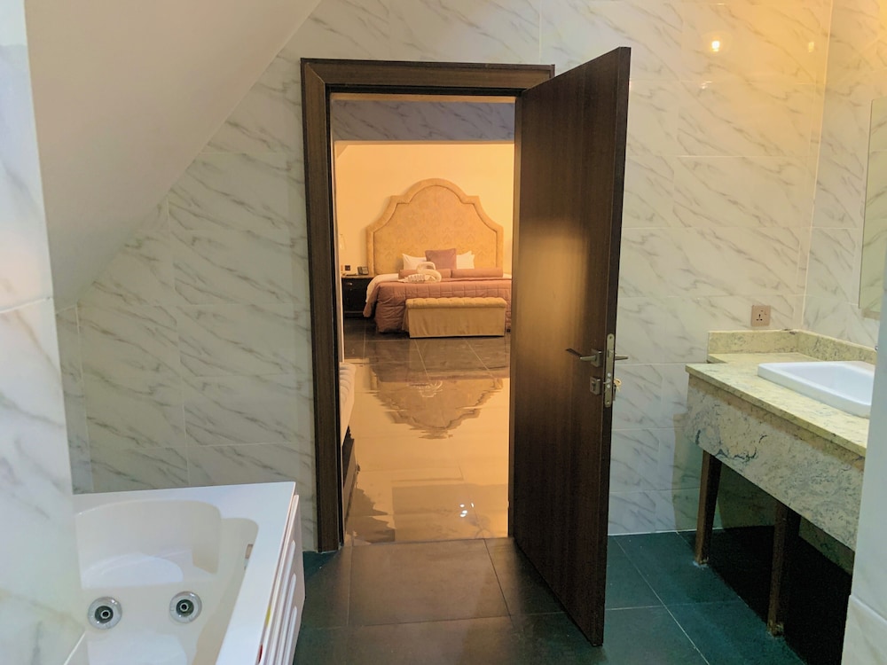 Grand Towers Hotel 49/50