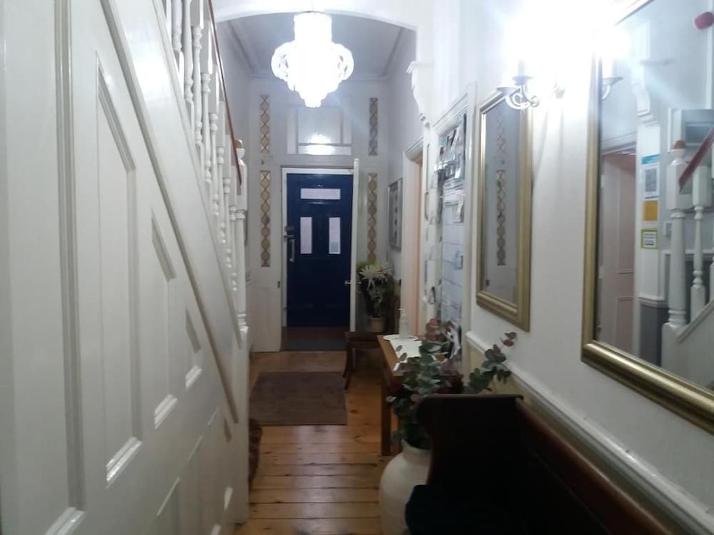 The Groveside Guest House 2/48