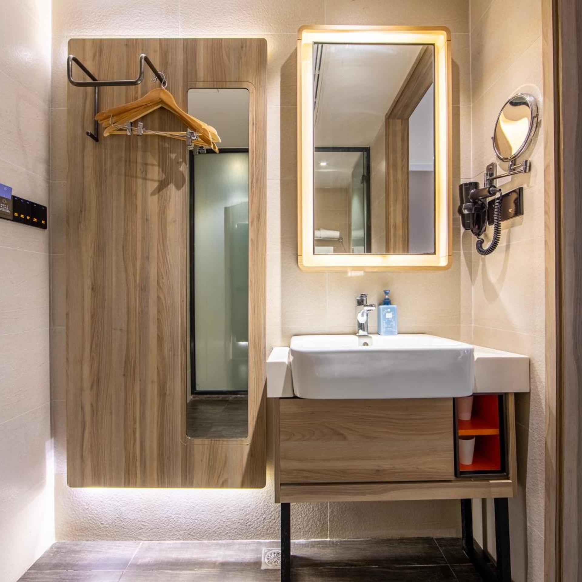 HanTing Premium Hotel (Shanghai Loushanguan Road Subway Station) 46/50