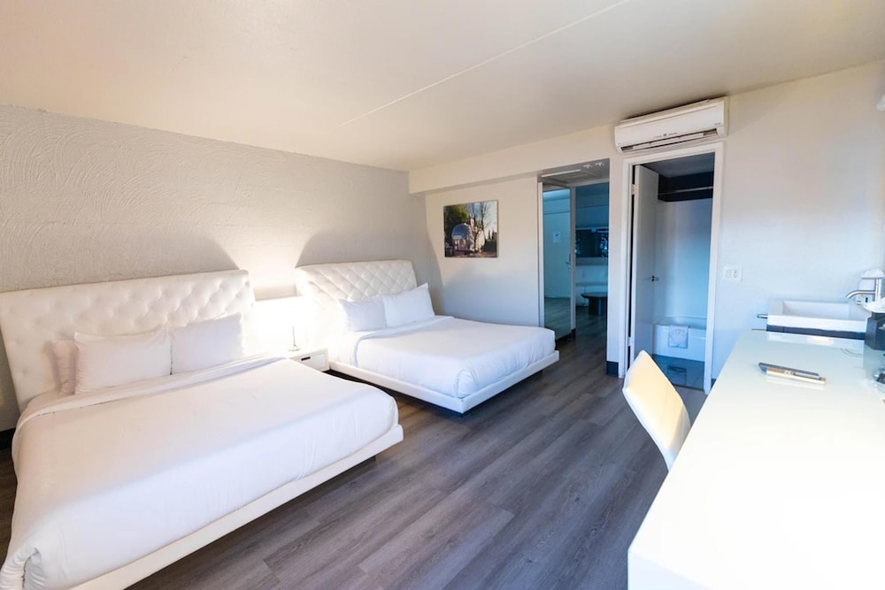 DELUXE, 2 QUEEN BEDS, POOL VIEW