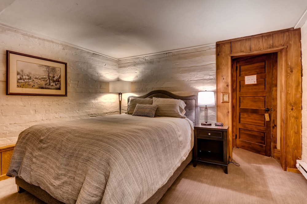 Petite, Suite, Queen and Twin Beds، Ski Tip Lodge 3/9