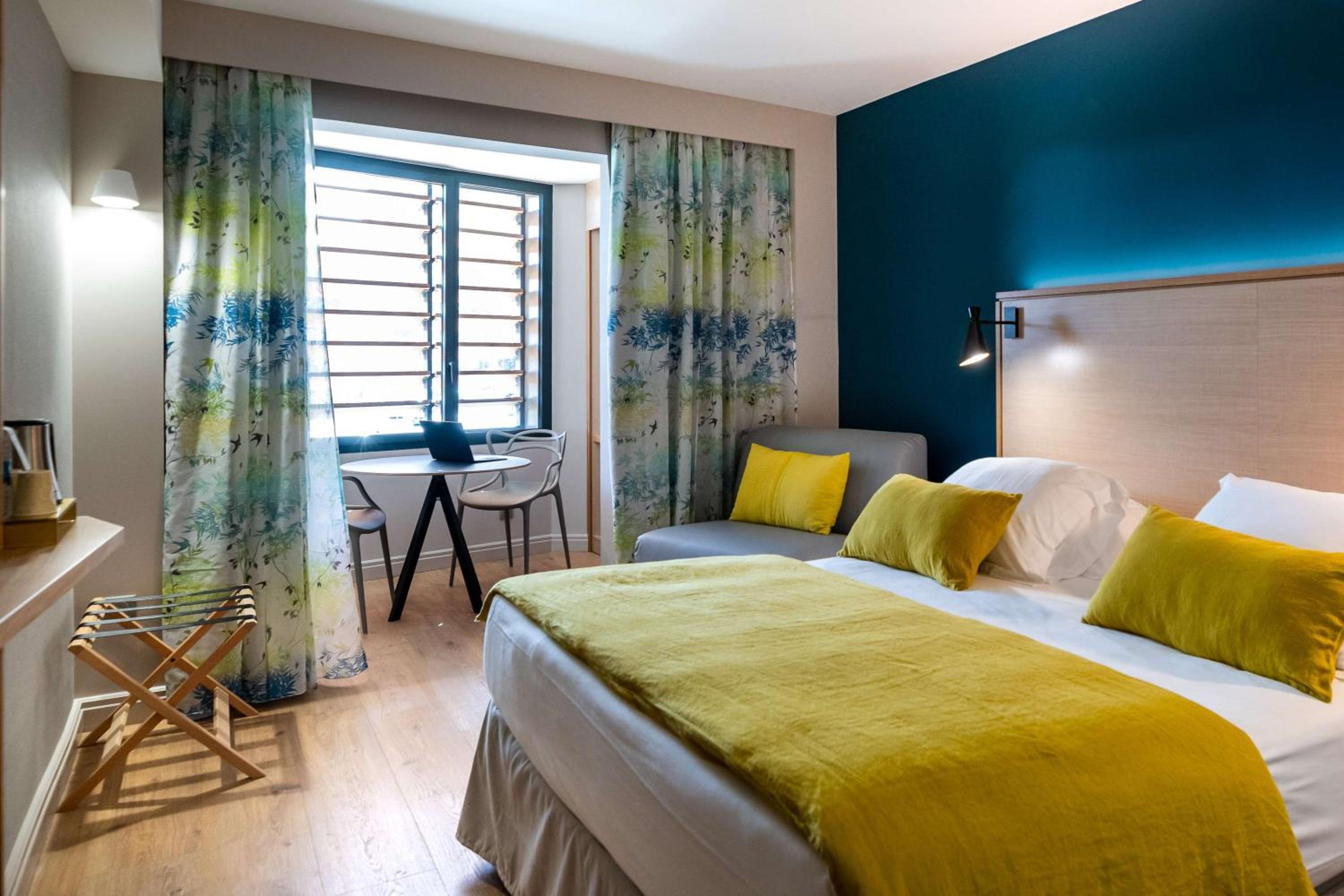 1 queen bed, non-smoking, superior room, sofabed, bay window