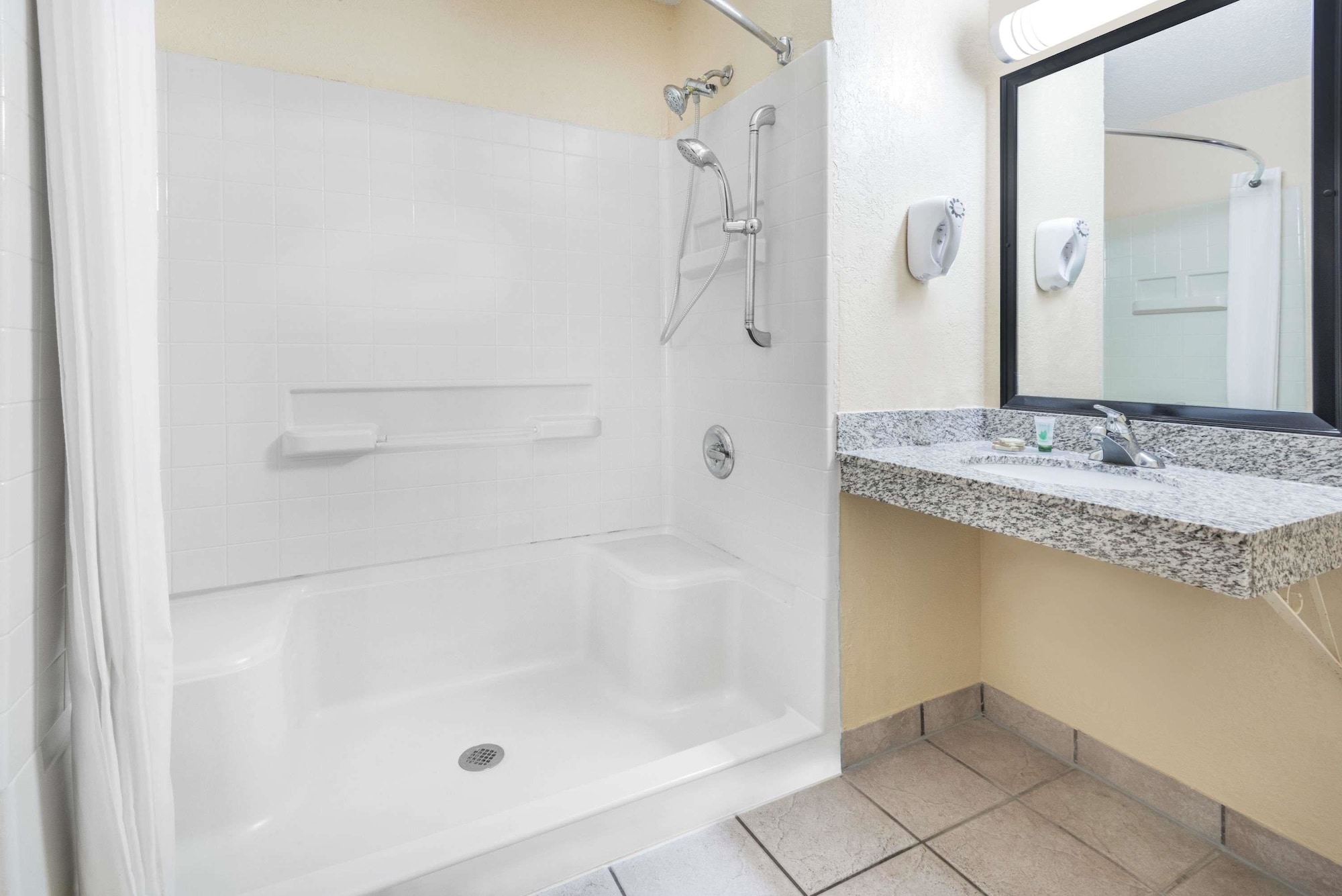 غرفة بسرير كينج لذوي الإعاقة، Super 8 By Wyndham Kansas City At Barry Road/Airport 7/8
