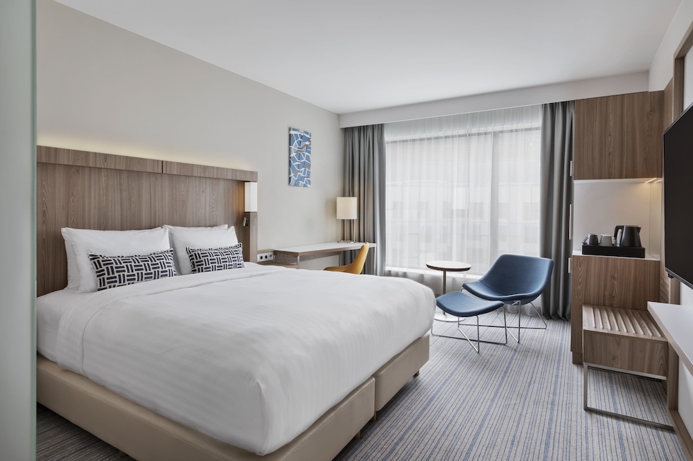Standard, King Bed, Courtyard View