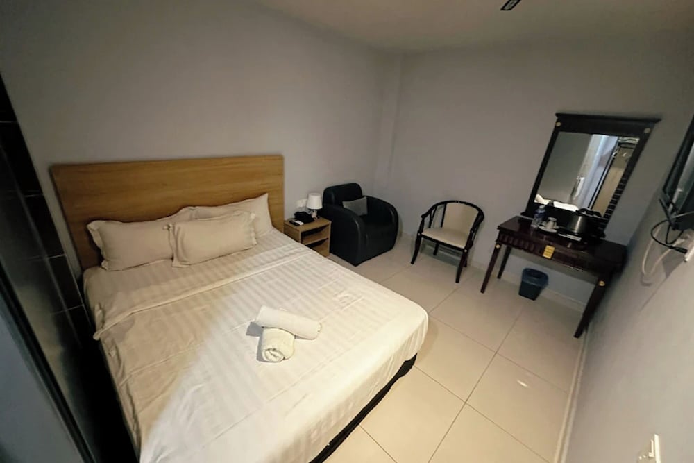 Superior, Queen Bed, No Window