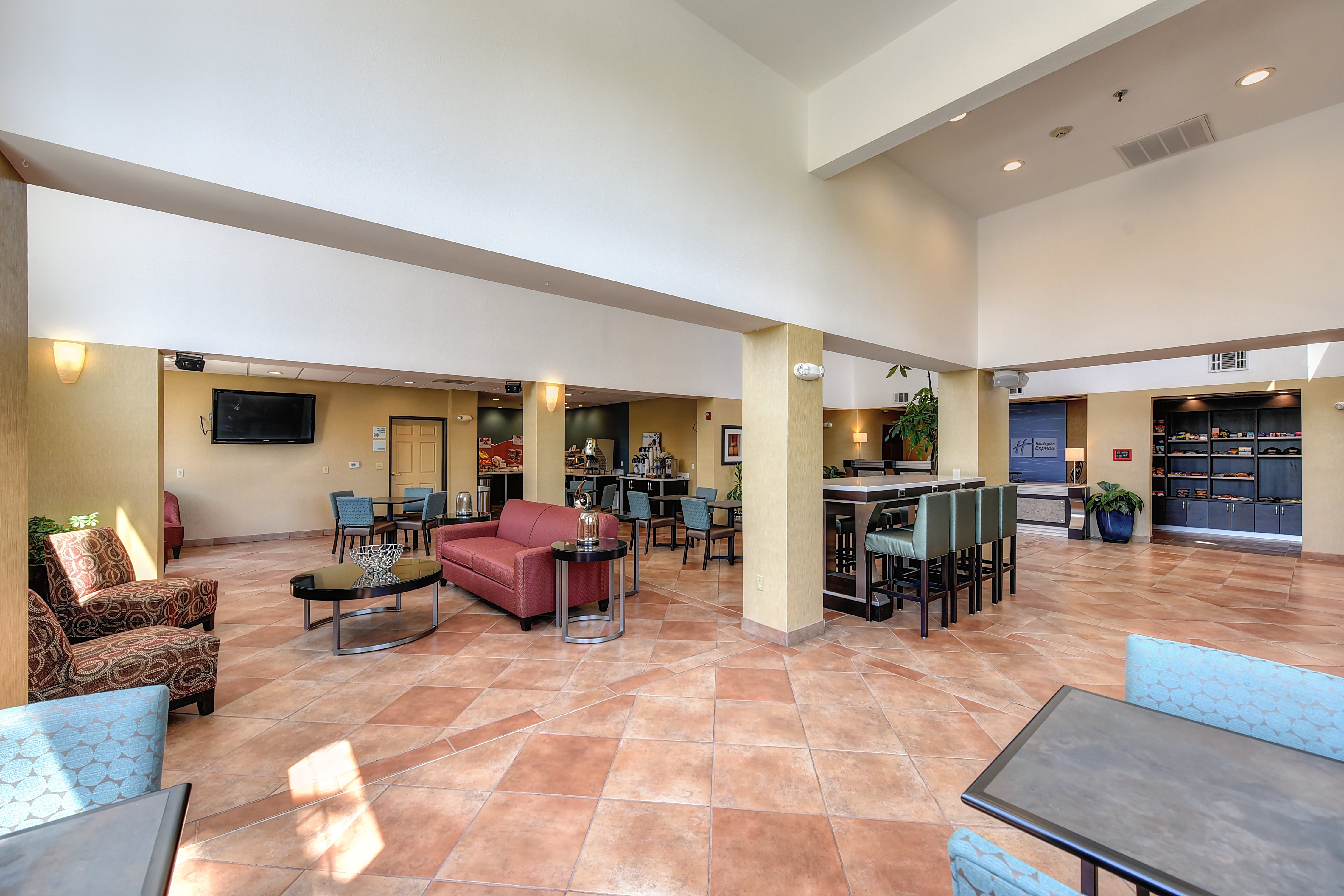 Holiday Inn Express Hotel and Suites Manteca City Center 51/76