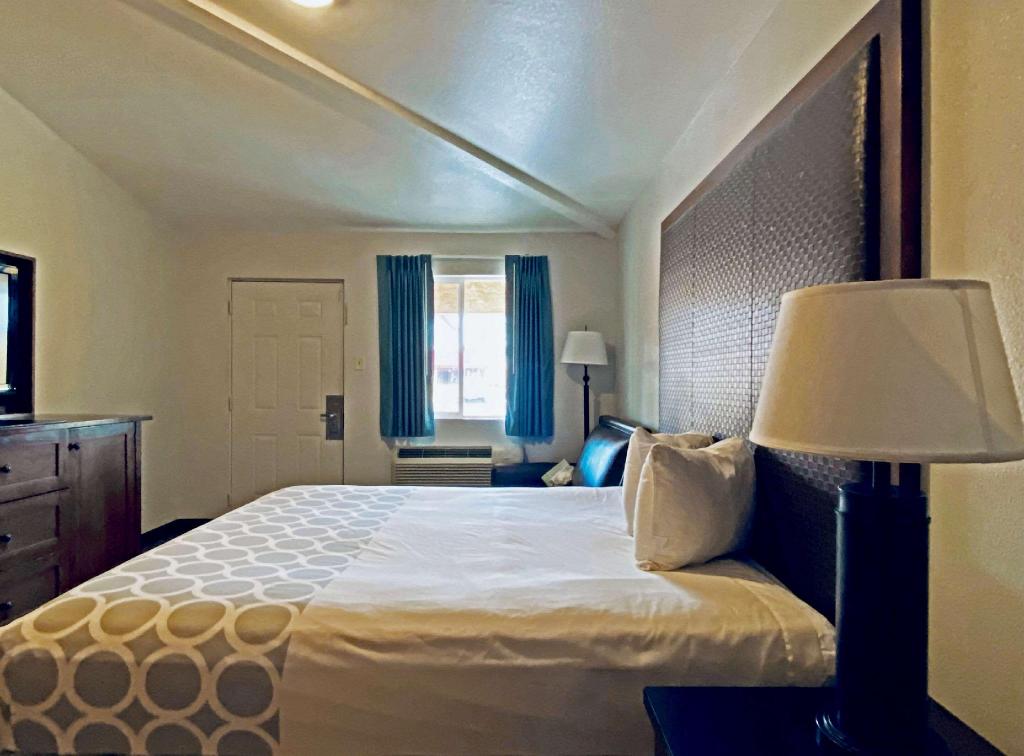 UPGRADE, SUITE, KING BED
