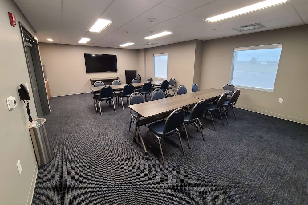 Microtel Inn & Suites by Wyndham Milford 41/54