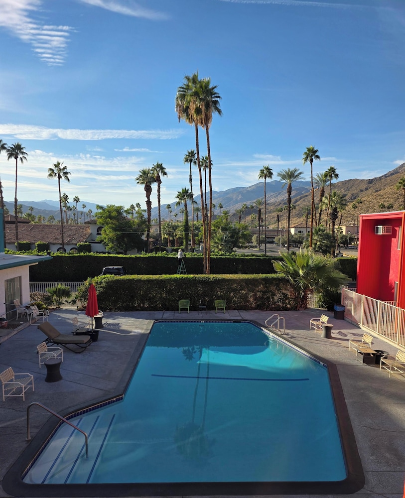 Delos Reyes Palm Springs 45/63