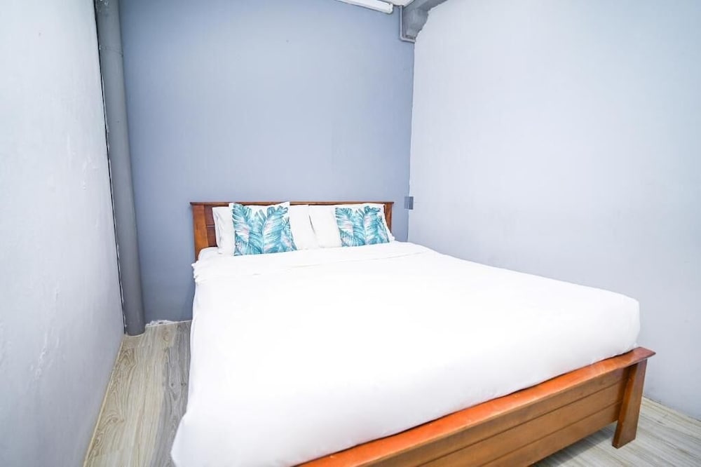 Swing & Pillows at Beach Street 13/26
