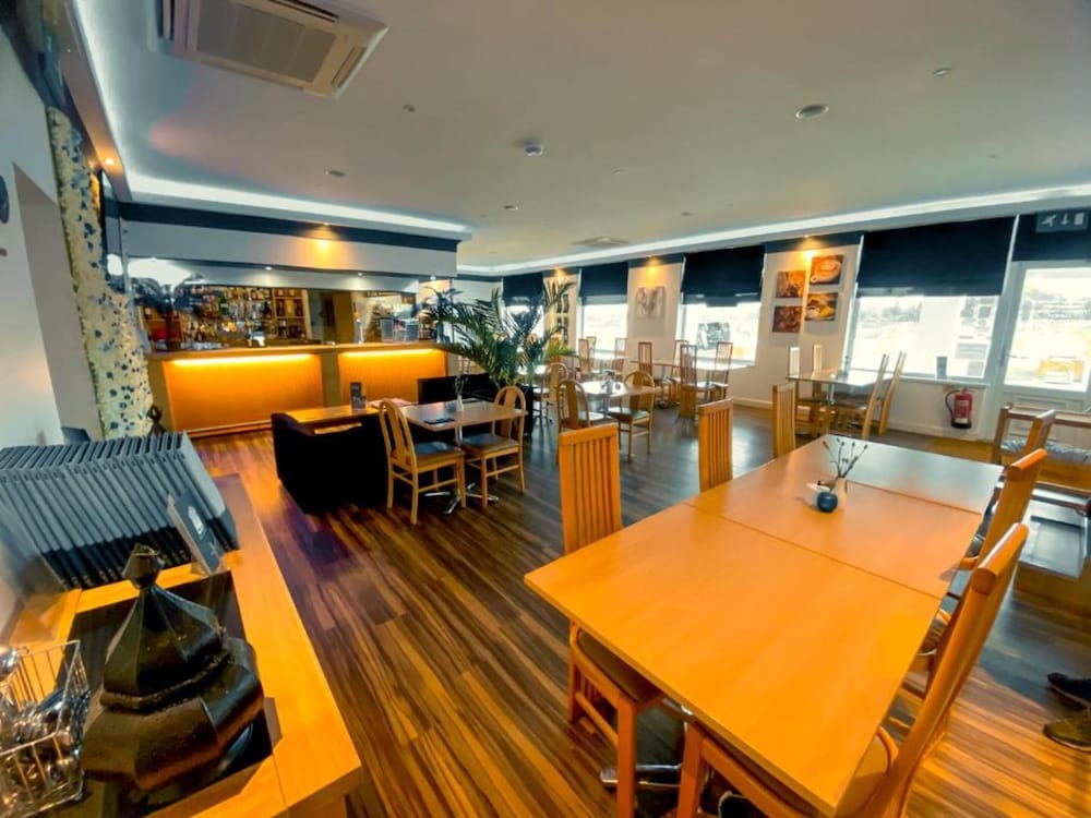 OYO Hawk House 40/60