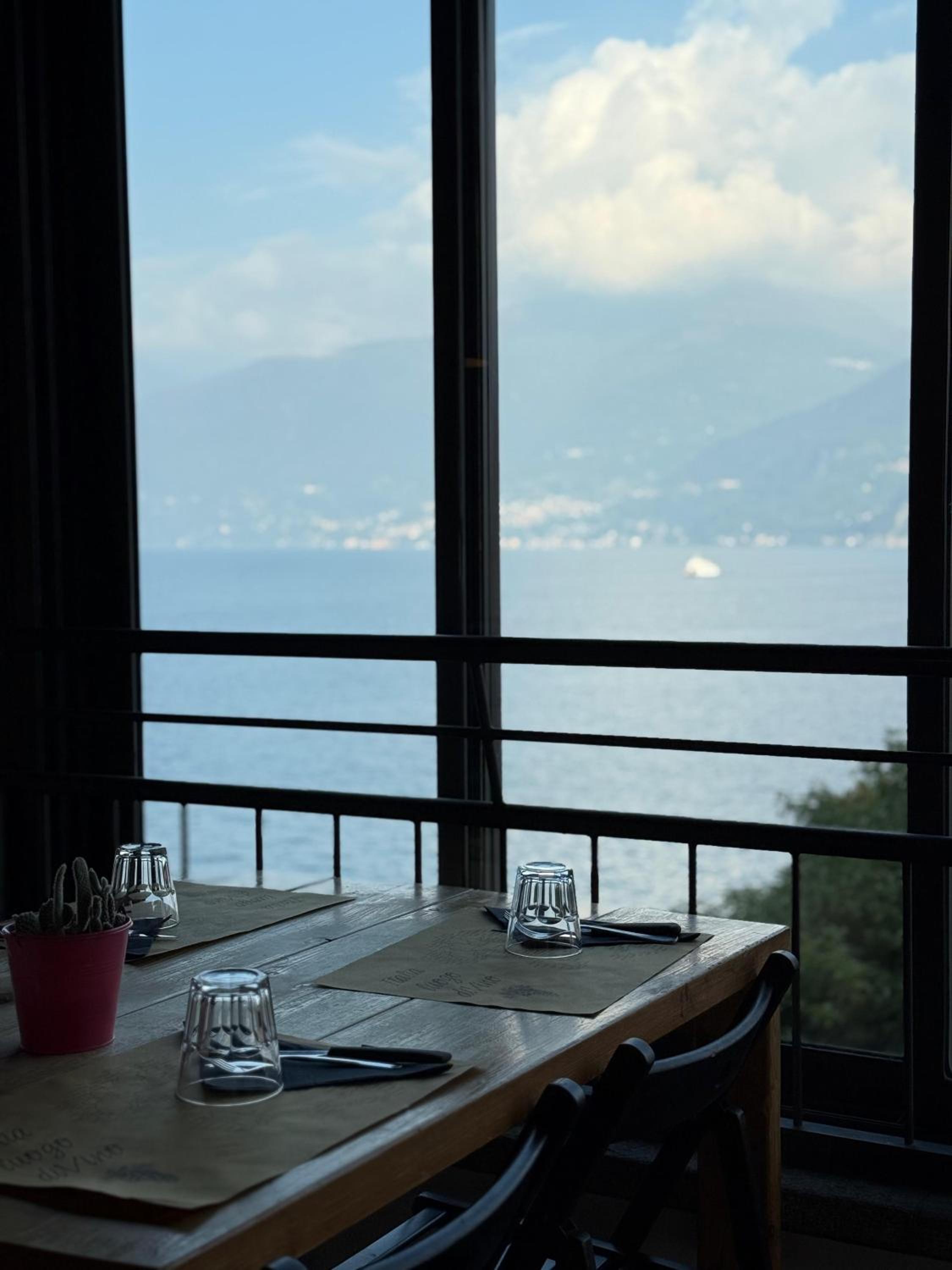 Lake Como Hostel 12/24
