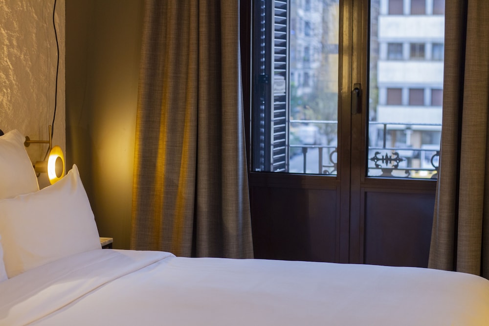STANDARD, QUEEN BED, BALCONY