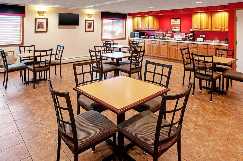 Econo Lodge Menomonie On The Bay MI 26/31