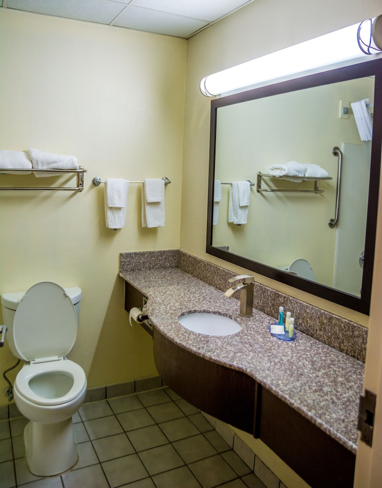 La Quinta Inn & Suites by Wyndham Fayetteville I-95 11/29