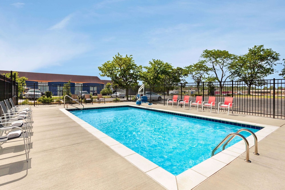Super 8 by Wyndham Lenexa Overland Park/Mall Area 7/70
