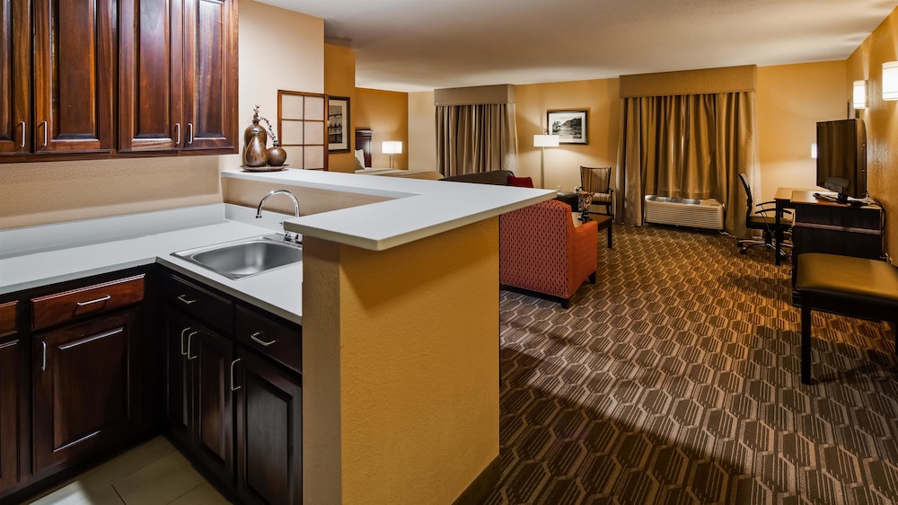 Best Western Granbury Inn & Suites 35/36
