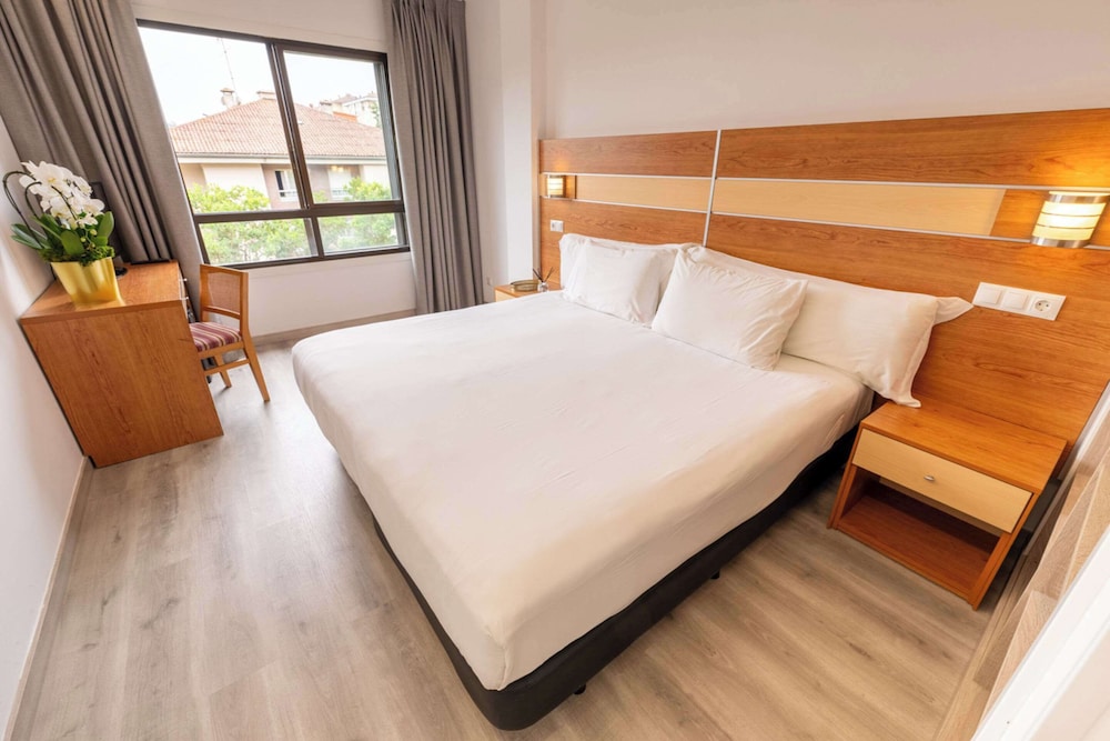 ROOM, KING BED