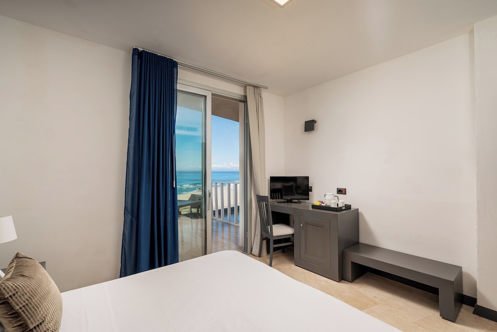 Superior, Queen Bed, Sea Front، Bellevue Sardinia Resort Affiliated by Melia 2/8