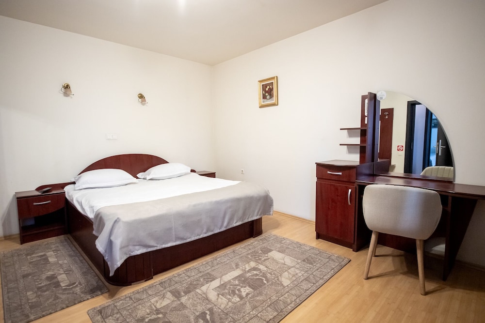 STANDARD, QUEEN BED