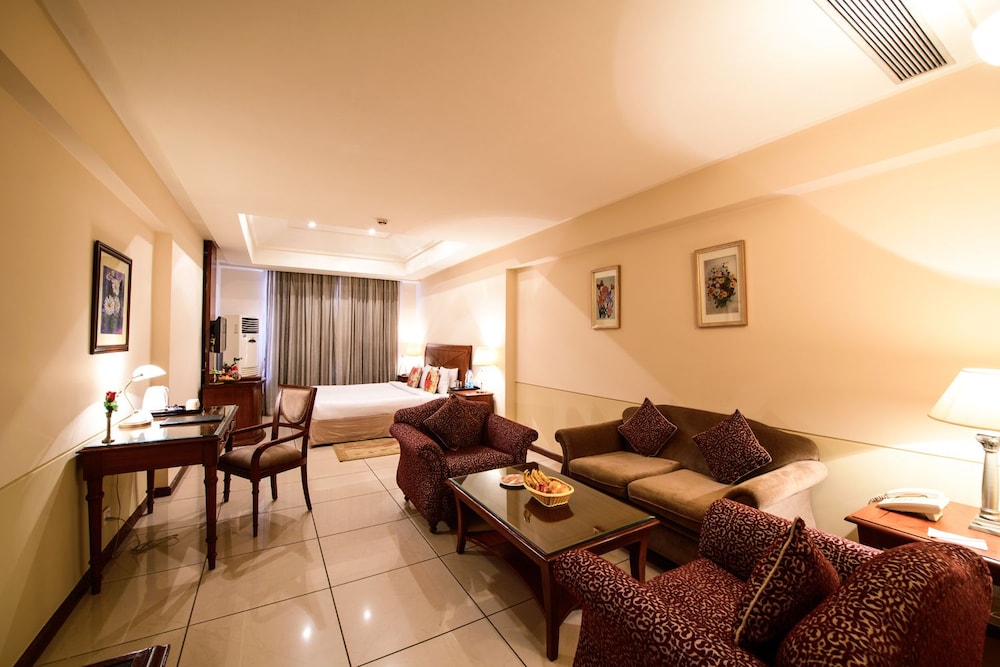 HOTEL MAJESTIC GRAND 10/18