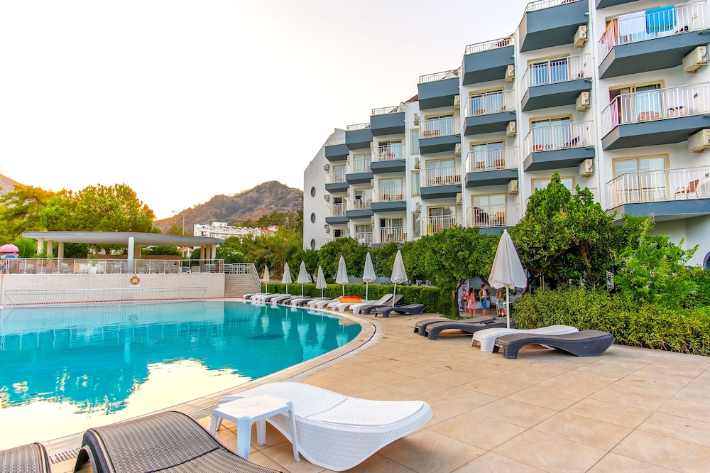 Caprice Beach Hotel 62/67