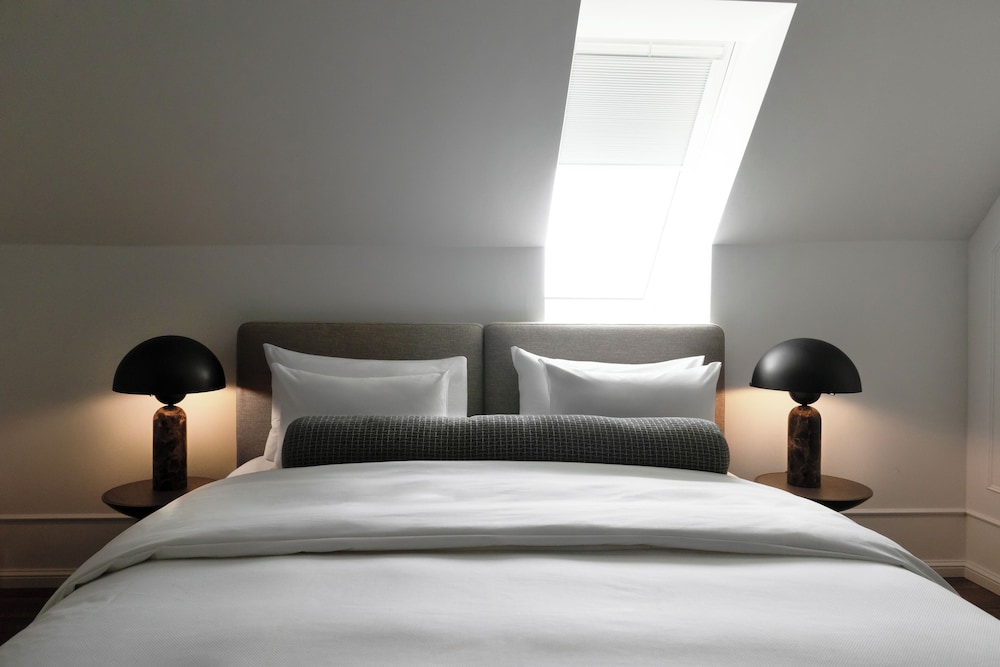 Robert, Studio, King Bed
