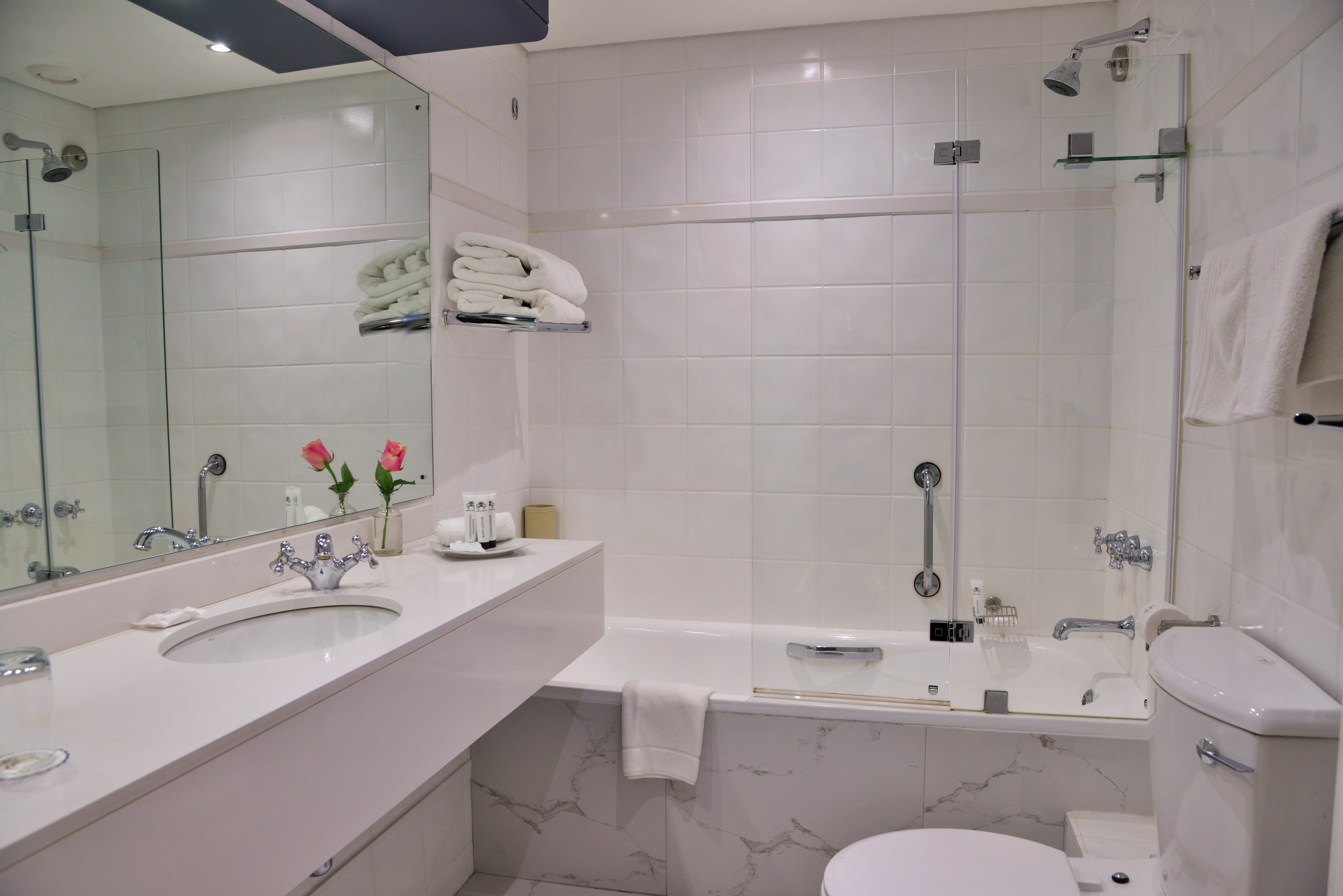 غرفة قياسية بسريرين منفصلين، The Commodore Hotel 6/9