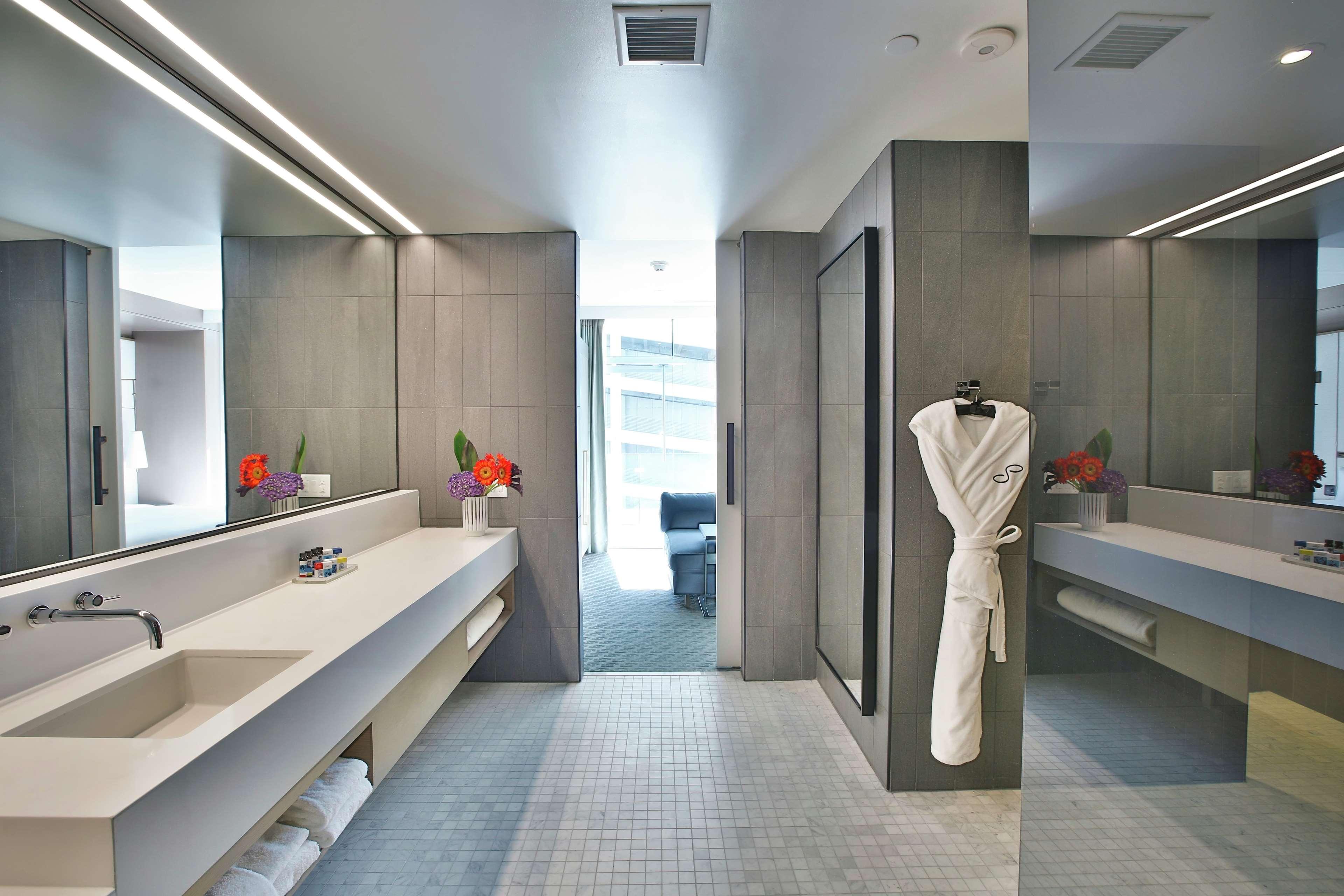 Suite, Queen Bed, The Statler Dallas Curio Collection By Hilton 5/6