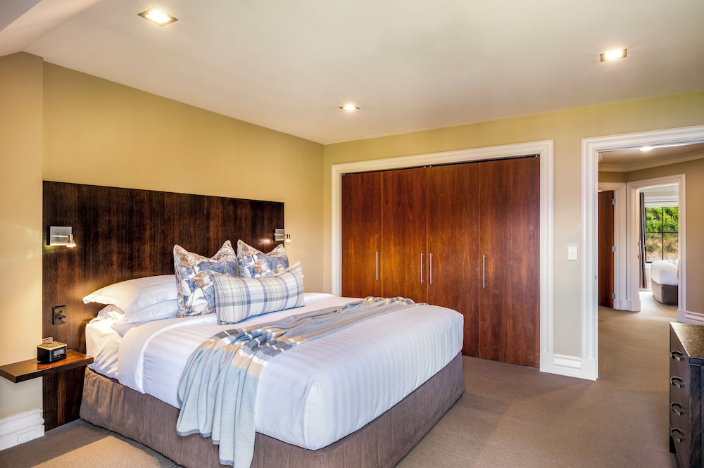 2 BEDROOMS, LUXURY, APARTMENT, LAKE VIEW